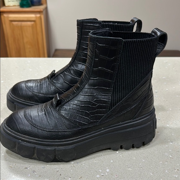 Sorel Caribou X Chelsea Boots - Picture 5 of 9